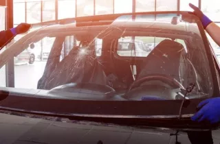 Hướng dẫn cách thay kính chắn gió xe tải đúng chuẩn